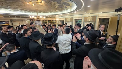 התלמידים התרגשו: ספר תורה הוכנס לביתו של הראש"ל הגאון רבי אליהו בקשי דורון זצ"ל