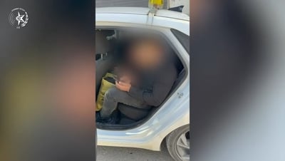 פלסטינים זוהו מהתצפית מטפסים מעל חומה, כך הם נתפסו במונית | צפו