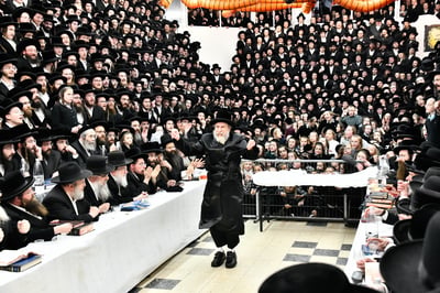 האדמו"ר מרחמסטריווקא בהדלקת נרות חנוכה