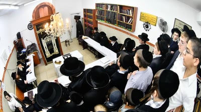 האדמו"ר מספינקא רמת אהרן בהדלקת נרות חנוכה