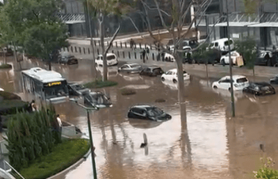 הגשם חזר ובגדול: רחובות נתניה נהפכו ל'נהר' תוך שעה | הגשם יתפשט לערים נוספות