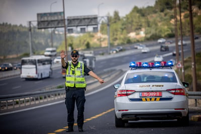 שוטר עוצר רכב שנמצא עובר על חוקי התנועה