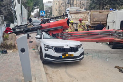 המנוף קרס על הרכב