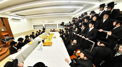 צפו; כשהרבי מקודינוב התיישב במרכז השולחן ולא בראשה בטיש ט"ו בשבט