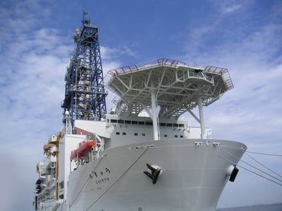 ספינת הקידוח לעומק הים “צ’יקיו” (CHIKYU) של JAMSTEC – הסוכנות היפנית לחקר הים והאדמה  התמונה צולמה בנמל החדש יוקוסוקה, מחוז קנאגאווה, יפן.