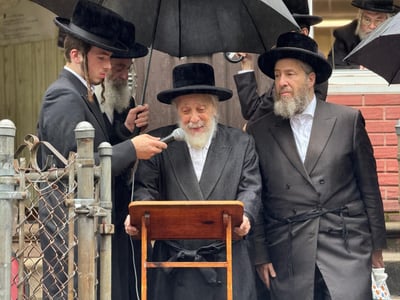 הרבי מליסקא בפתח בית מדרשו בב"פ