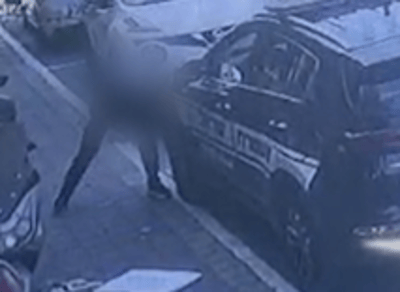בלשי בני ברק עצרו חשוד שדקר גלגל של ניידת כנקמה על דו"ח תנועה | צפו בתיעוד