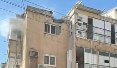 צה"ל מבצע גל תקיפות בטהרן | שברי יירוט פגעו במבנה בבני ברק, פצועים בגוש דן