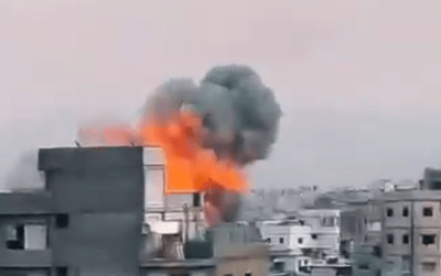 תיעוד מטורף מתקיפת צה"ל בדאחייה: פיצוץ אדיר ופטריות אש ועשן | צפו