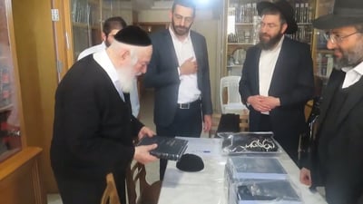 צפו בתיעוד: רבה של רמת אלחנן פצח בהתרגשות בברכת 'שהחיינו' על ספרו החדש