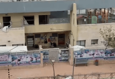 מבפנים ומבחוץ | צפו ברגע פגיעת הטיל מצרר בגן הילדים בראשון לציון