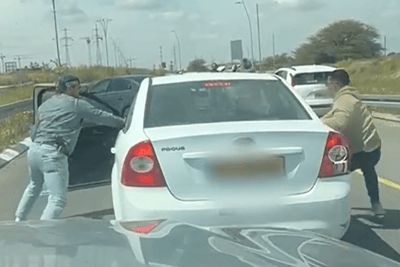 תיעוד דרמטי: השוטרים חסמו את הרכב החשוד ומנעו ממנו להימלט 