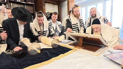הגר"מ שטרנבוך בתפילת שחרית חוה"מ פסח