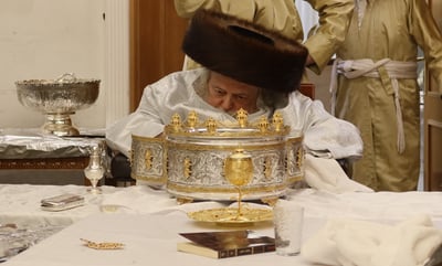 האדמו"ר מתולדות אברהם יצחק עם קערת ליל הסדר