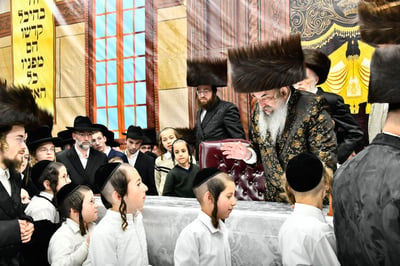 האדמו"ר מלעלוב בטיש חוה"מ פסח