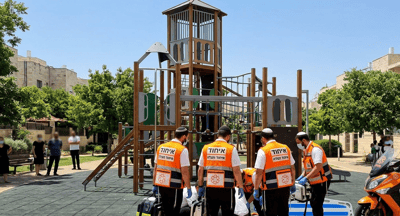 ילד בן 9 טיפס על מתקן שעשועים בעיר החרדית - ונפל מגובה 4 מטר