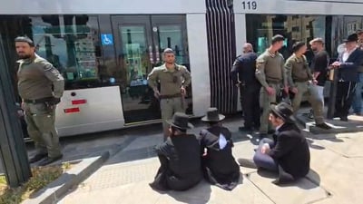 שוטרים חוצצים בין צעירי הפלג השואגים "יהרג ואל יעבור" ובין הרכבת | צפו