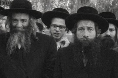 האדמו"ר מצאנז זצ"ל (משמאל) עם סבא רבא שלי הרב ישראל אריה זלמנוביץ זצ"ל אחרי השואה