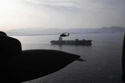 מטוסי אפאצ'י מדגם AH-64 טסים מעל מיצר הורמוז, אתמול
