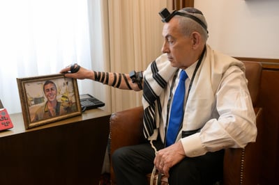 רה"מ נתניהו מניח תפילין, הבוקר