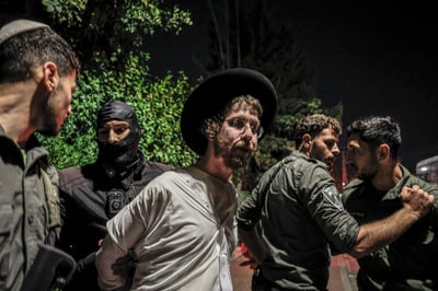 הפגנת הפלג מחוץ לבית הקצין הבכיר