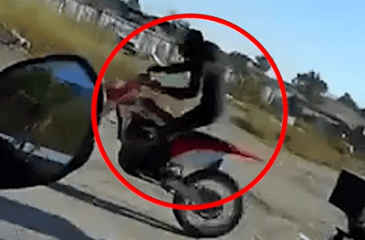 רוכב אופנוע ללא רישיון נהיגה ניסה להימלט מהשוטרים - כך זה נגמר | צפו