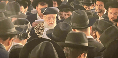 בכותל המערבי: עצרת תפילה מרגשת לרפואת ראש ישיבת 'אש התלמוד'