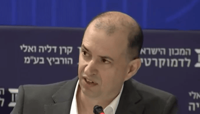 הבכיר החילוני במשרד רה"מ תקף: "הניסיון לשנות את החרדים - לא דמוקרטי" | צפו
