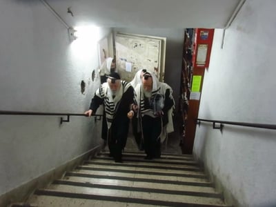 עטור בטלית ותפילין | התיעוד המרגש של חבר מועצת גדולי התורה ביציאתו מהמקלט