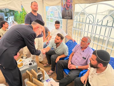 ניחום האבלים של מקלב בבית משפחת יערי