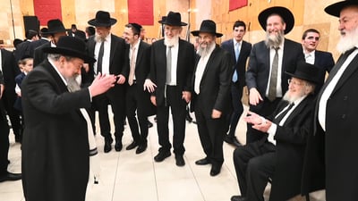 שמחת עולם על ראשם; צפו בראש ישיבת באר יעקב פוצח במחול מול חבר המועצת