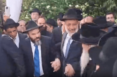 כשהאדמו"ר רבי דוד אבוחצירא  ואריה דרעי פצחו בריקוד סוער בחתונה היוקרתית | צפו