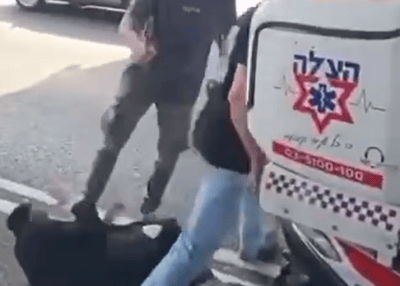 שוטר שתועד כשהוא בועט במפגין חרדי הושעה מתפקידו | "לא שלטנו באירוע"