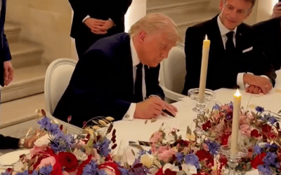 הנשיא טראמפ חותם על ההסכם, הלילה