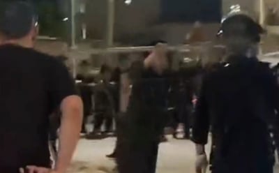 גדרות ואבנים באוויר, אש בכביש: עימותים סוערים בין שוטרים למפגינים