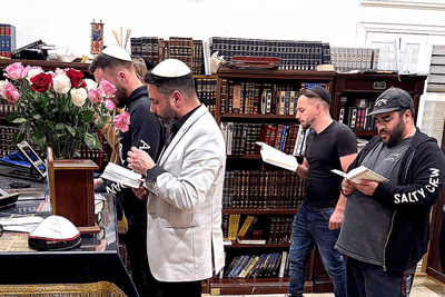 יהודים מתפללים בבית הכנסת שחטף את הקנסות
