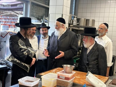 האדמו"ר מסאדיגורה במטבח באוסטריה