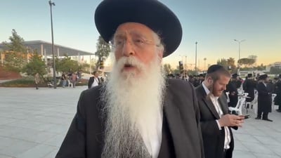 "קריעה צריך לעשות": פרוש מגיב בחריפות במחאת חסידי ויז'ניץ מרכז