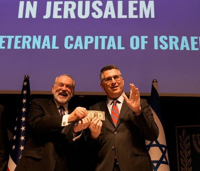 מייק האקבי וגדעון סער