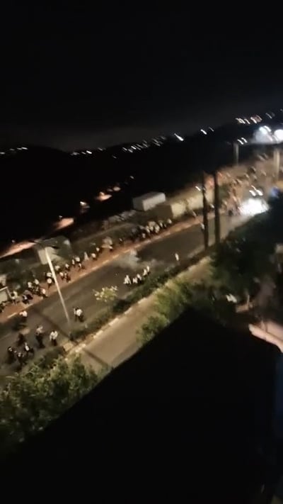 טירוף במודיעין עילית: מפגינים התעמתו עם המשטרה - שהשליכה רימוני הלם | תיעוד נרחב