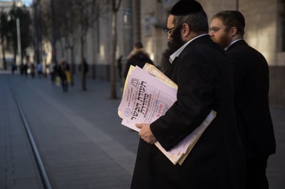 נציגים של הרבנות הראשית לישראל מוסרים תעודת כשרות למסעדה מקומית
