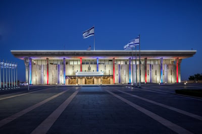 משכן הכנסת מואר בצבעים כחול, אדום ולבן - צבעי דגל ארה״ב