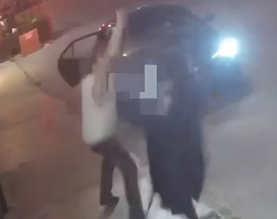 התיעוד שמעורר סערה: התנפל על חסיד מאחור - וניסה לשלוף בכוח את כובע השטריימל מראשו