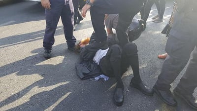 שוטר מכה מפגין חרדי