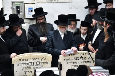 האדמו"ר מסערט ויזניץ בתפילה על ציון אביו זצ"ל