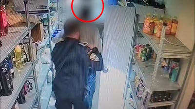 לא ציפה לזה: מרוקן מדפים מהחנות בתל אביב, ואז מופיע השוטר | צפו