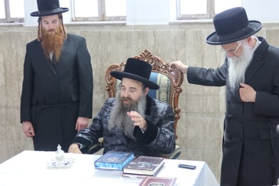 האדמו"ר מסאדיגורה בעריכת השולחן