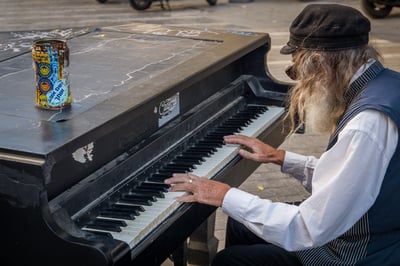 יהודי מנגן על פסנתר בטון בכיכר ציון, אילוסטרציה