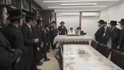 תיעוד מרגש | הבחורים החסידים בירכו "שחלק מחכמתו" על הגר"מ שטרנבוך