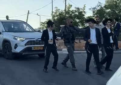 "תתבייש לך, גייס שפל": קבוצת מפגינים ניסתה לחסום את הבכיר החרדי בצה"ל | צפו